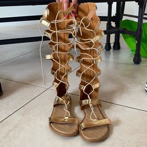 gold and black chinese laundry